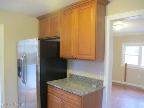 4th image of 2627 Spruce Dr