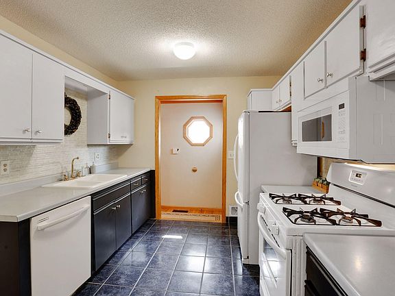 3rd image of 309 Haskell St E