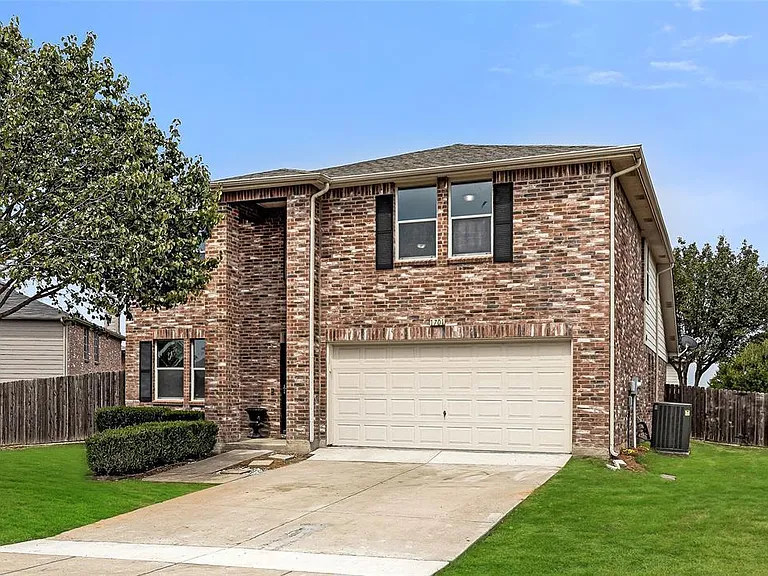1701 Silverwood Ln — Photo 2