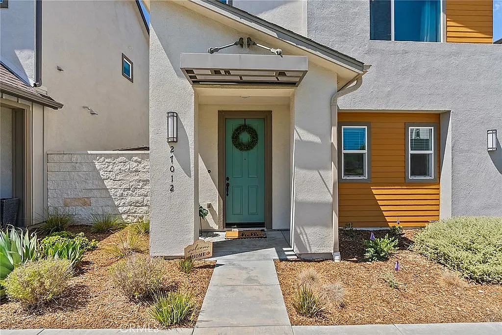 3 bed, 1736 sqft, $4,199 — Photo 1
