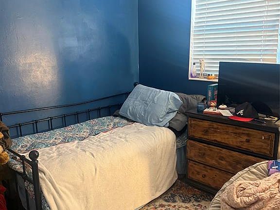 4th image of 817 SE 9th St