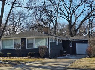 906 S Main St, Wheaton, IL 60189