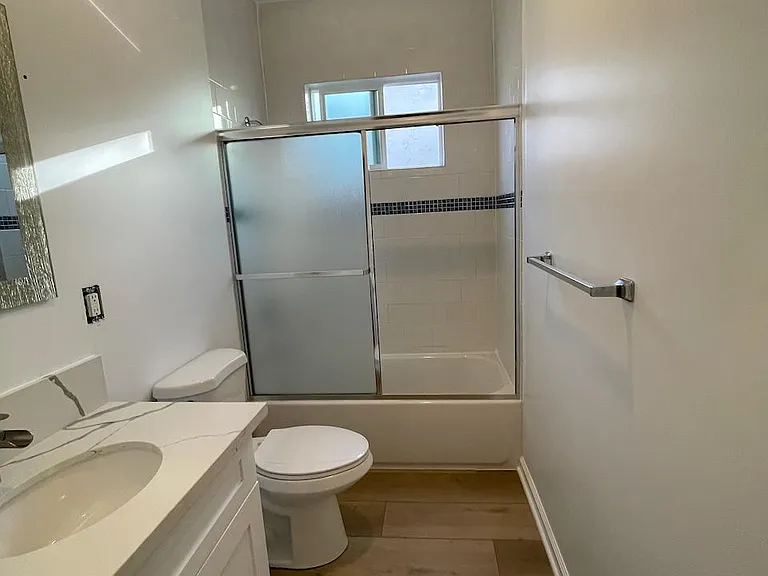 2630 S Burnside Ave — Photo 6
