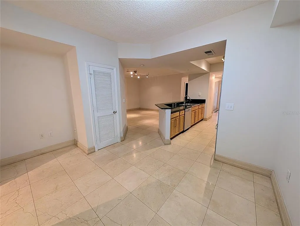 3 bed, 3.0 bath, 1559 sqft, $2,000 — Photo 4