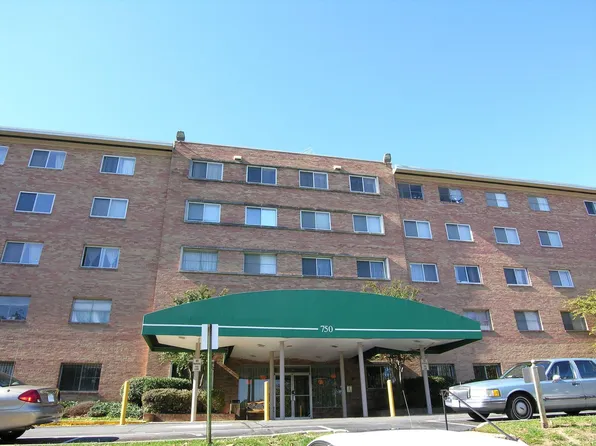 750 S Dickerson St APT 105, Arlington, VA 22204