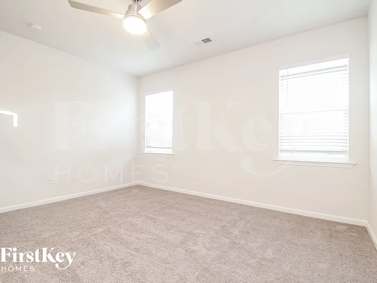 423 Stonefence Dr — Photo 8