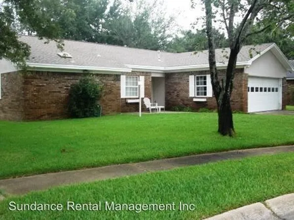 8 Hampton Ct, Mary Esther, FL 32569