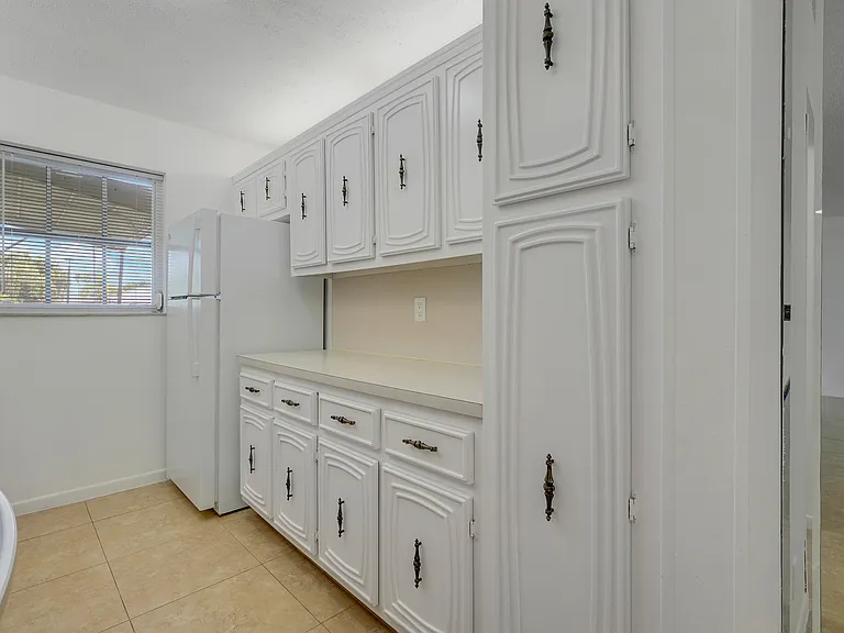 1142 Circle Ter W #C — Photo 14