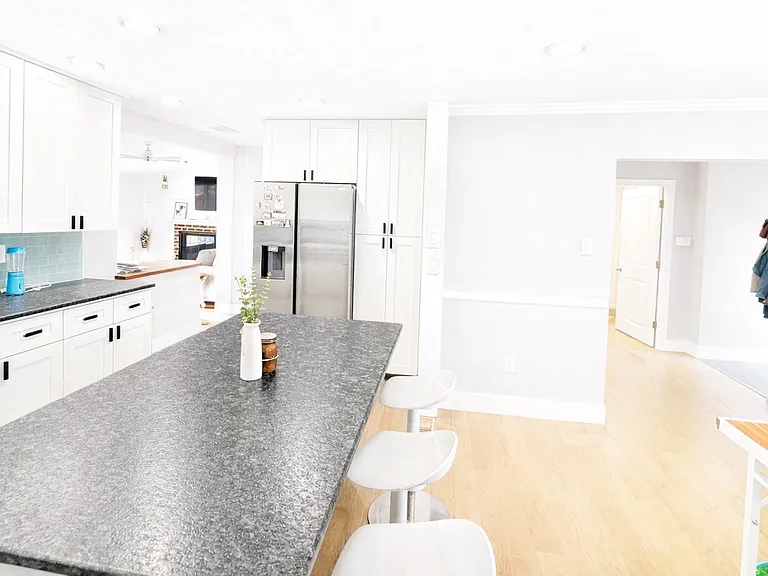 901 Cooke Ln — Photo 3