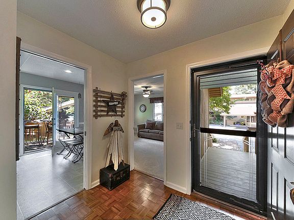 4th image of 204 N Scarlet Oak Ln