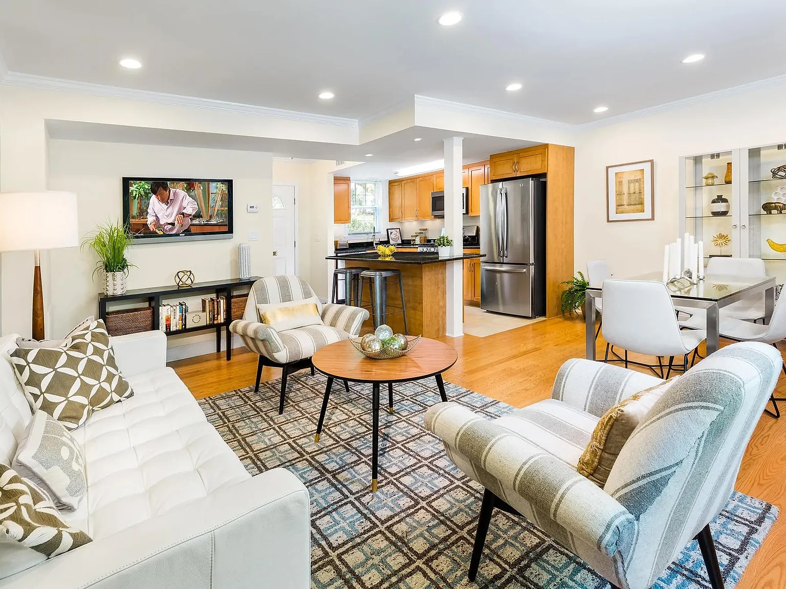 2 bed, 1.5 bath, 911 sqft, $3,815 — Photo 1