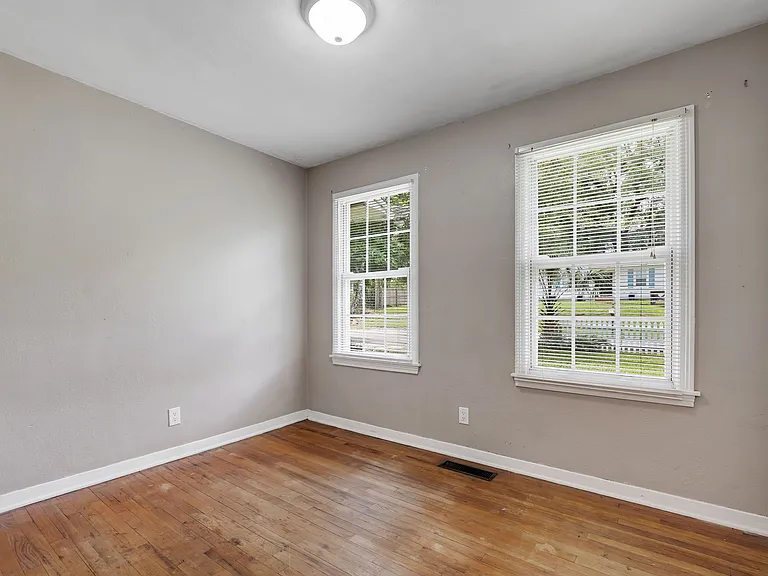 1131 Hawthorne St — Photo 12