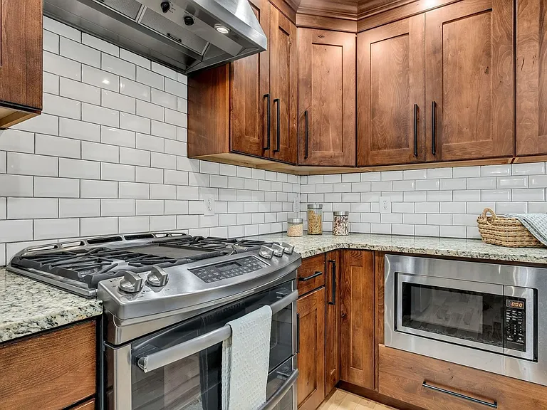 221 Adams Ct — Photo 16