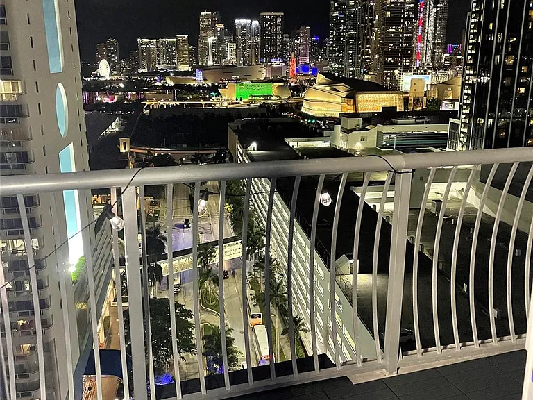 1750 N Bayshore Dr #2106 — Photo 2