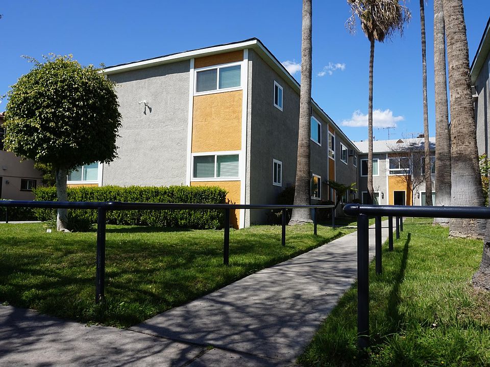 1st image of 11437 Oxnard St #16