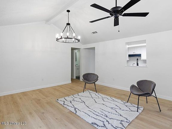 5th image of 609 Briarcliff Cir