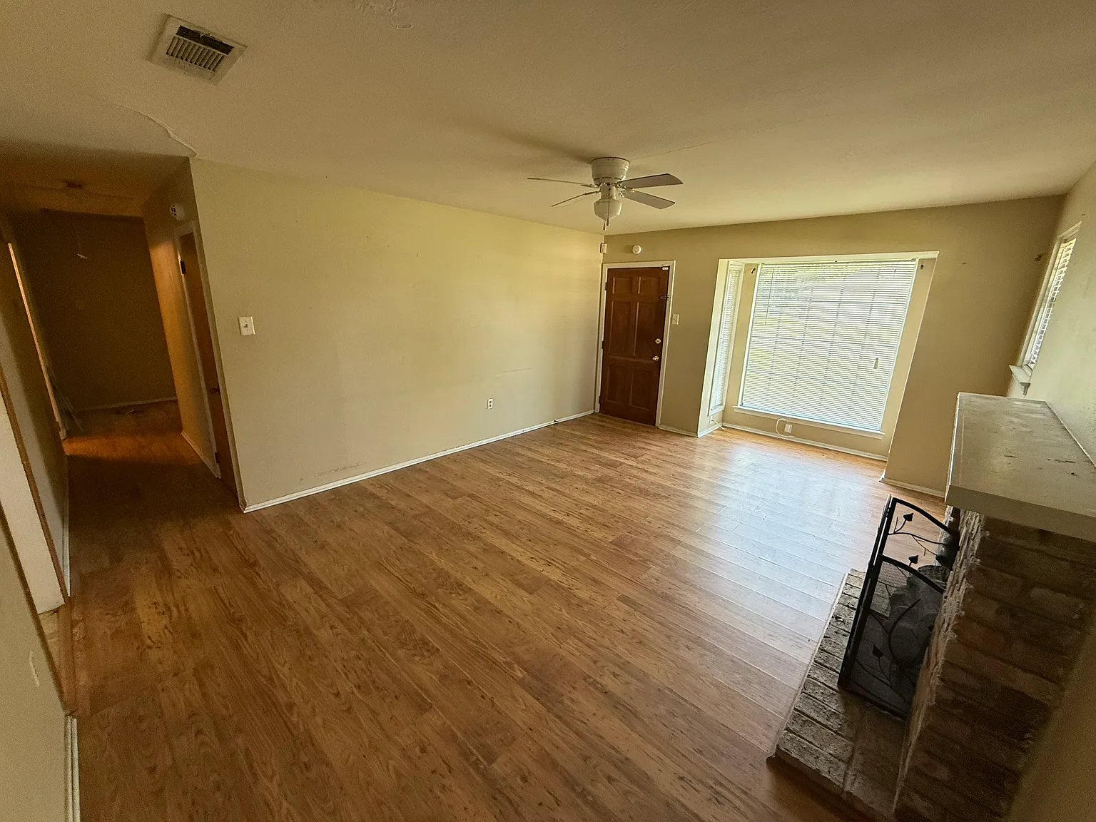 3 bed, 1.5 bath, 1300 sqft, $1,300 — Photo 4