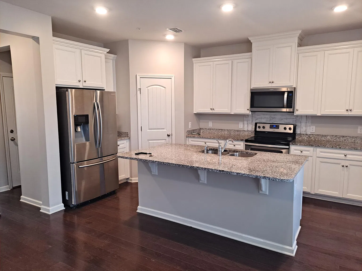 806 Kennear Ln — Photo 4