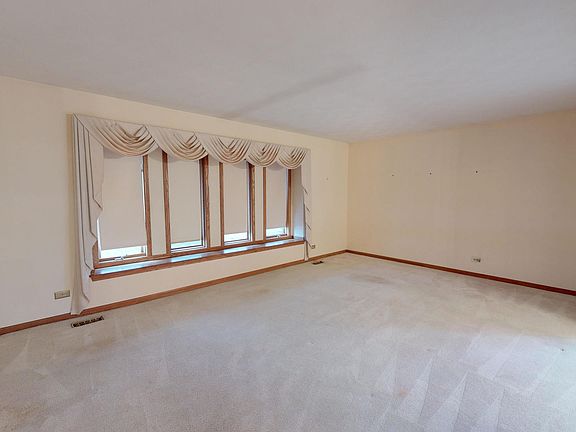3rd image of 1233 Lynnfield Ln