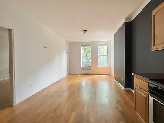 3rd image of 154 Grattan St APT 2b