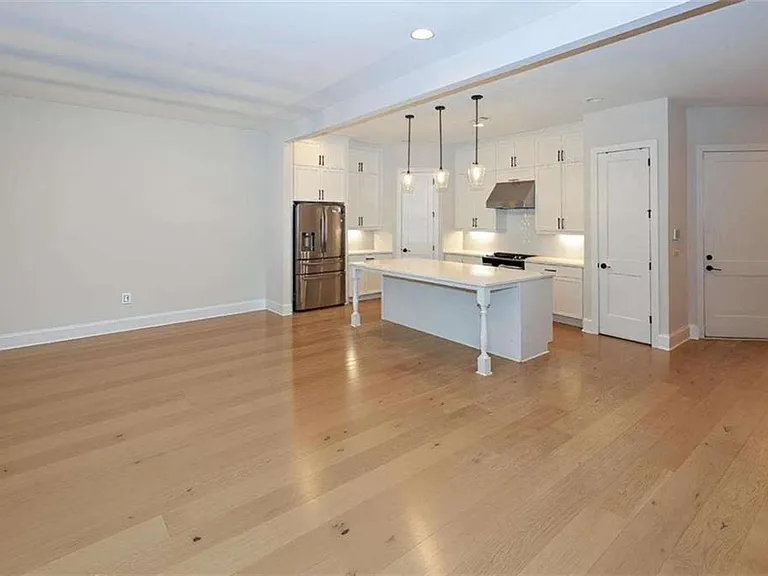 1860 Commons Pl NW — Photo 5