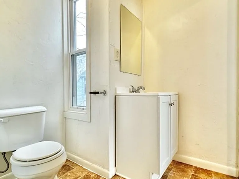 208 S Webster Ave — Photo 13