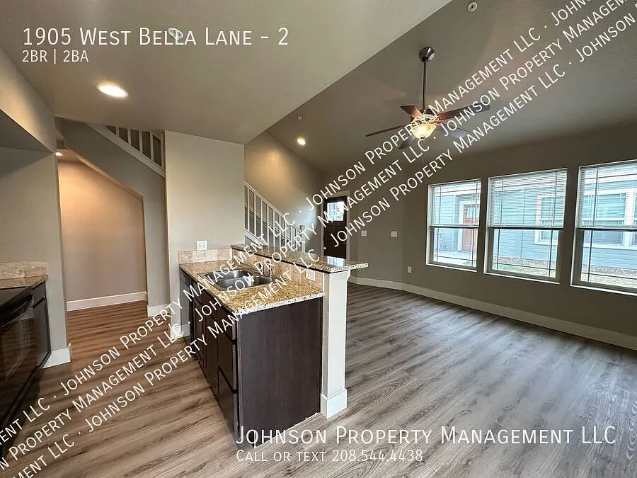 Newer Townhome Style living close to all off Karcher exit. — Photo 4