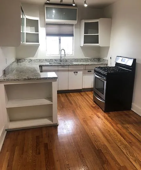 1501 N Stanton St — Photo 6