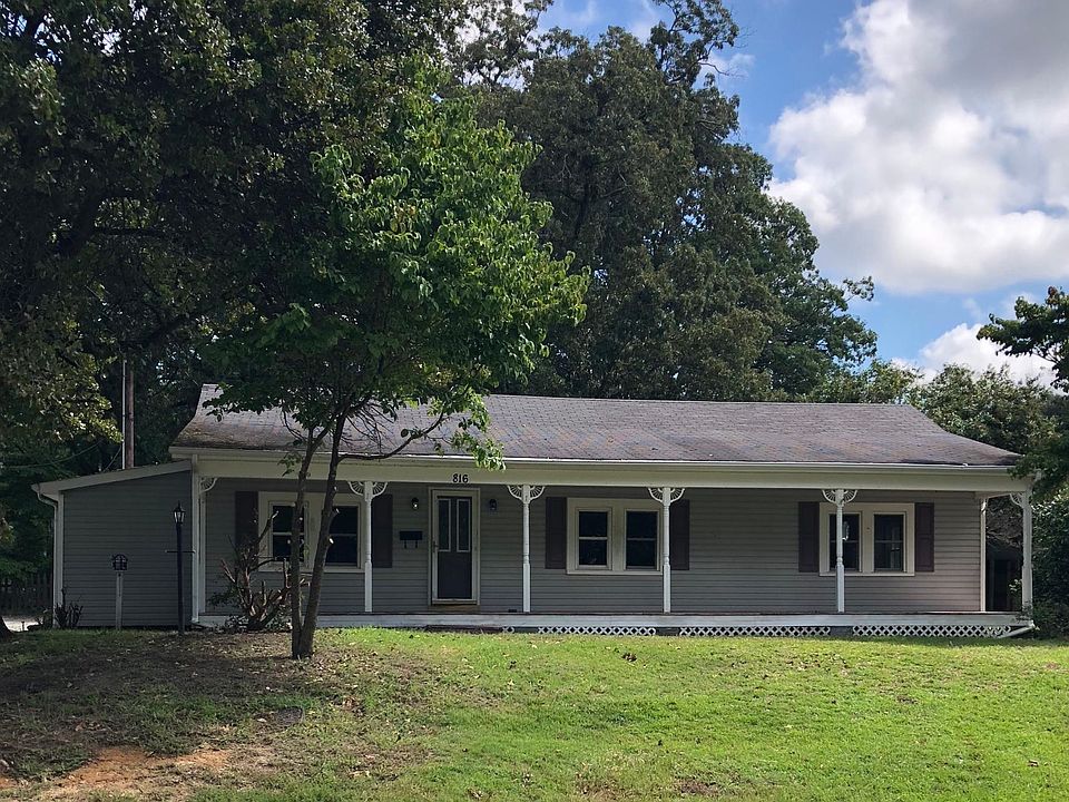 3bed/2baths. Just renovated w new aplliances. New flooring