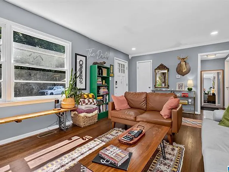 636 Oakdale St — Photo 2