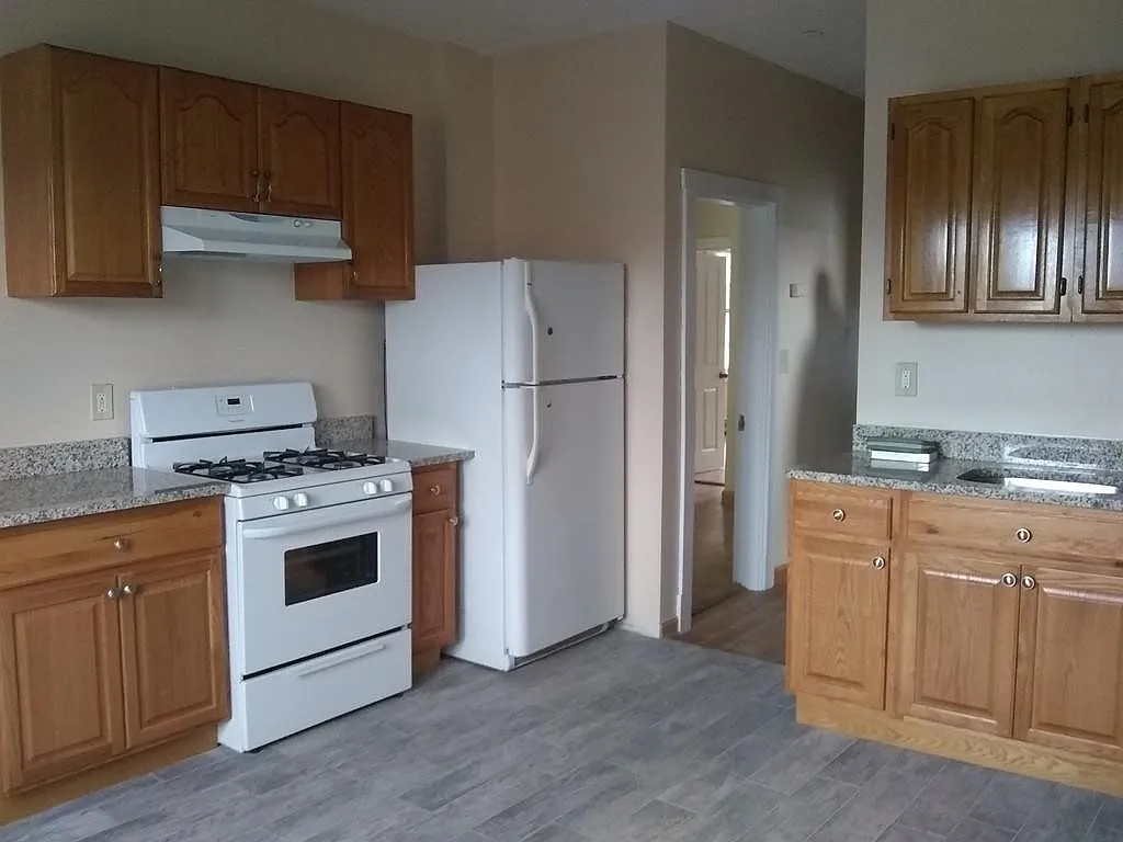 2 bed, 750 sqft, $2,200 — Photo 3