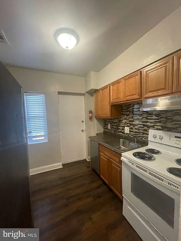 3 bed, 778 sqft, $1,900 — Photo 2