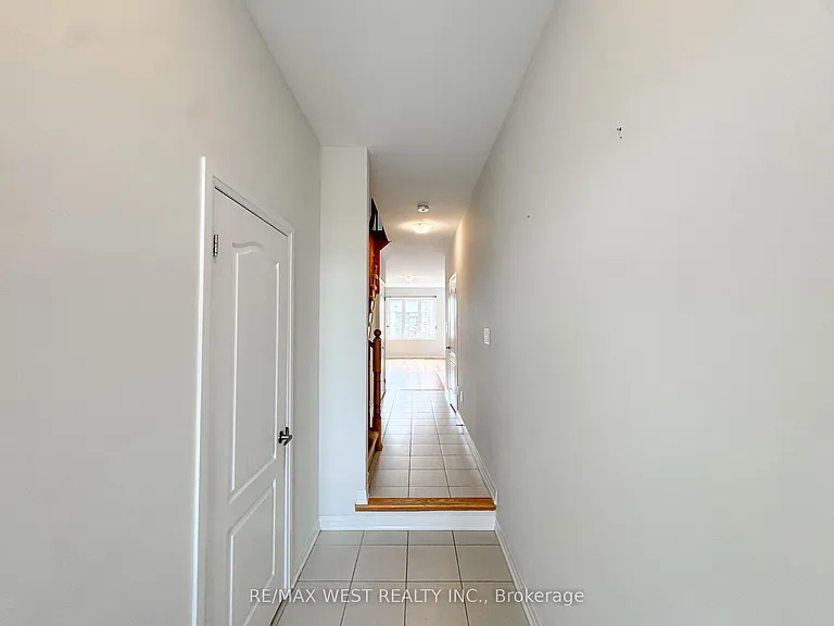 186 Parkinson Cres — Photo 4