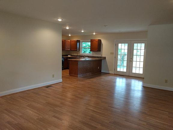 4th image of 948 Stratford Pl