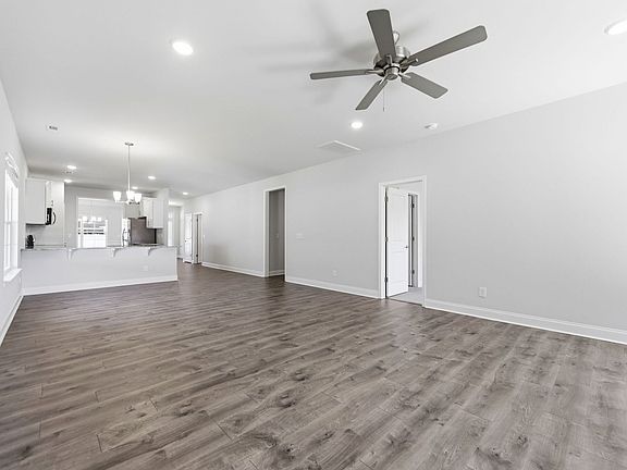 4th image of 903 Eakins Ln