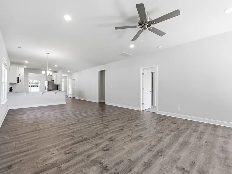 903 Eakins Ln — Photo 4