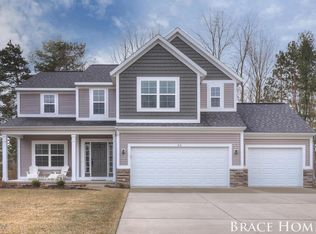 35 Fawn Cove Ct NE, Rockford, MI