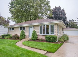 907 Roosevelt Dr, West Bend, WI 53090