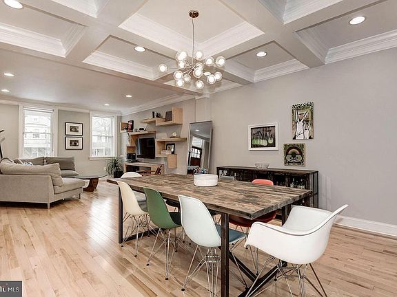 Large dining space w/ room for 8+ dining table.