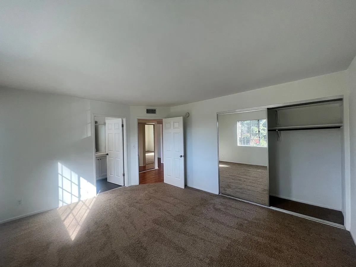 Building Photo - 4426 Cahuenga Blvd