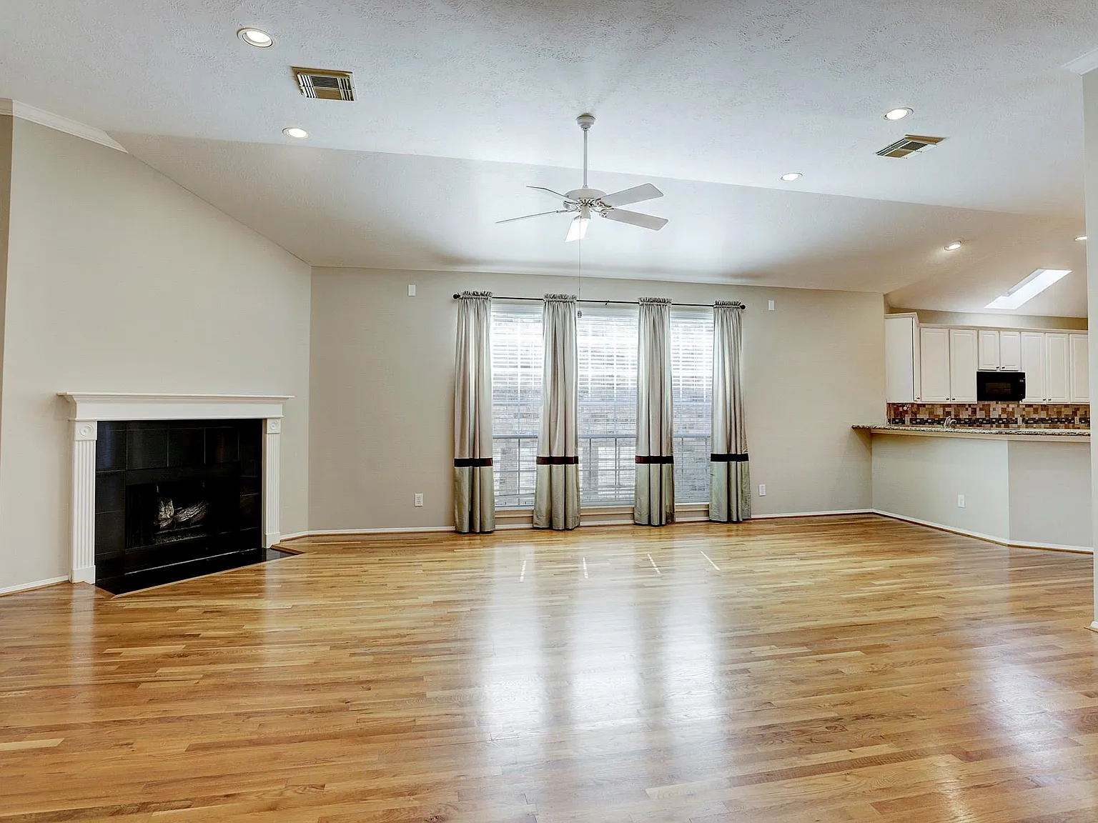 3 bed, 2.0 bath, 2405 sqft, $2,650 — Photo 4