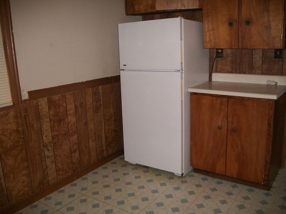Kitchen comes with fridge ans stove.