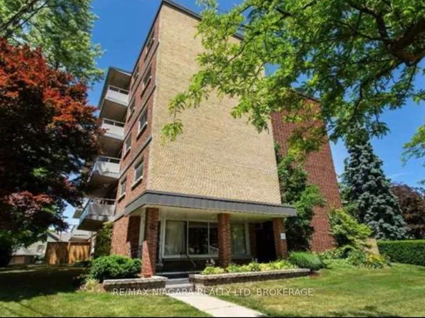 14 Norris Pl #404, Saint Catharines, ON L2R 2W8