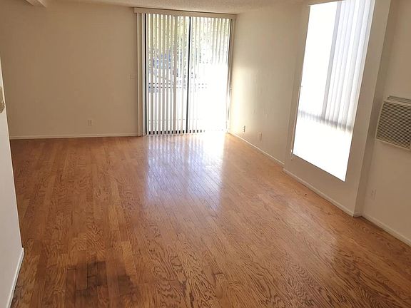 2nd image of 922 N Hudson Ave APT 2