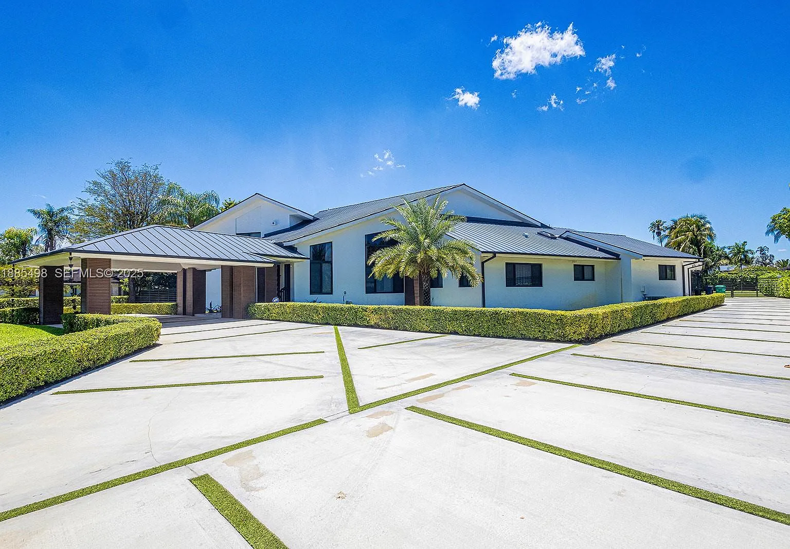 6 bed, 4.0 bath, 6112 sqft, $30,000 — Photo 1