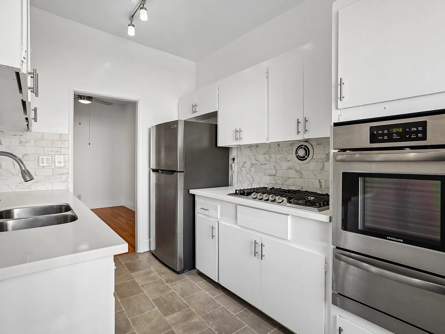 3 bed, 1150 sqft, $3,549 — Photo 4