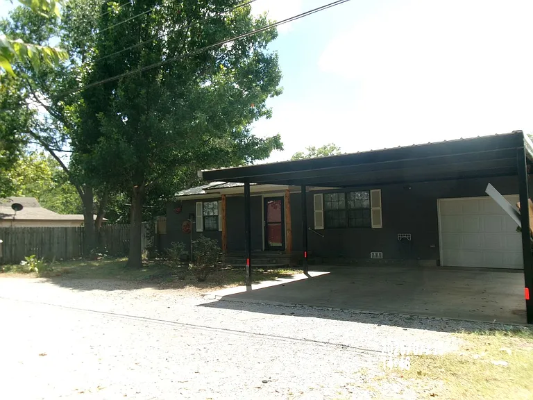 409 1/2 NW Pecan Ave — Photo 1