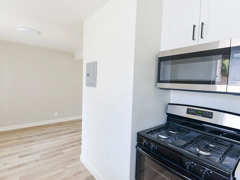 239/241 Avenida Pelayo — Photo 12