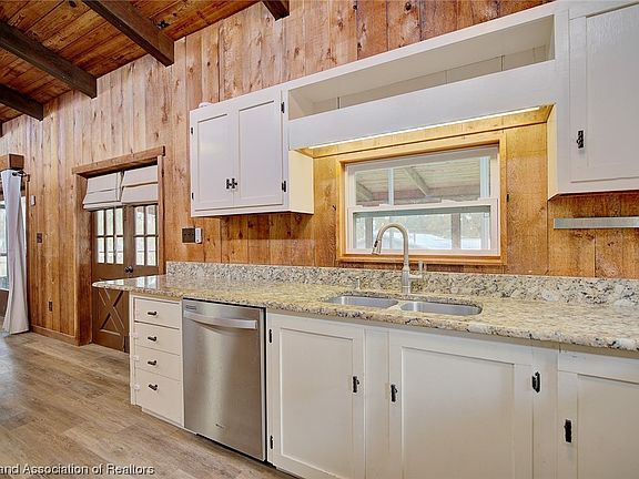 3rd image of 3819 Oakview Dr