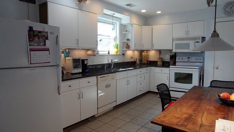 Great kitchen wtih brand new granite counters